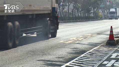 馬路水溝蓋|影/水溝蓋承重不了！高雄聯結車「突右傾」壓爛鐵皮屋